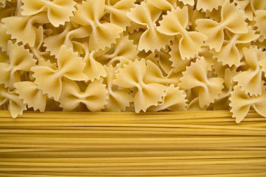 Çeşitli makarna çeşitleri. Farklı kuru makarnadan arkaplan. İtalyan mutfağı konsepti, yemek malzemeleri. Düz yatıyordu. Üst görünüm, alanı kopyala