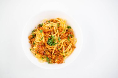 Beyaz tabakta spagetti bolonez. İtalyan mutfağı konsepti, yemek malzemeleri. Düz yatıyordu. Üst görünüm