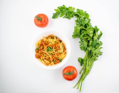 Beyaz tabakta spagetti bolonez. İtalyan mutfağı konsepti, yemek malzemeleri. Düz yatıyordu. Üst görünüm