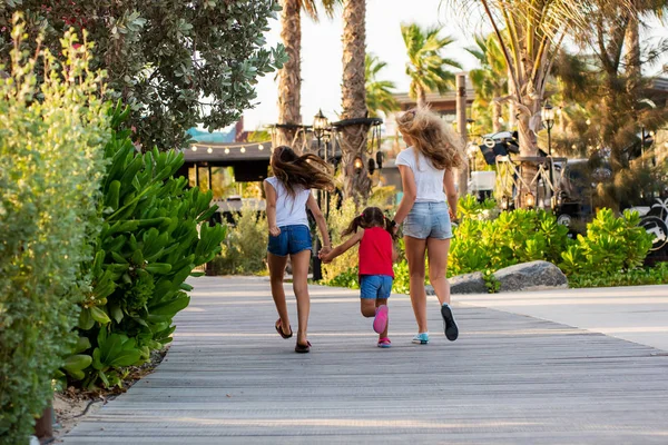 Cadde boyunca La Mer Beach Dubai'de çalışan üç güzel genç kız