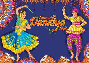 Hindistan'ın Dandiya Night Navratri Dussehra festivalinde Garba oynayan Hintli çift