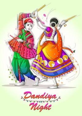 Hindistan'ın Dandiya Night Navratri Dussehra festivalinde Garba oynayan Hintli çift