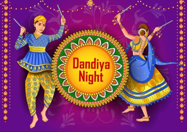 Hindistan'ın Dandiya Night Navratri Dussehra festivalinde Garba oynayan Hintli çift