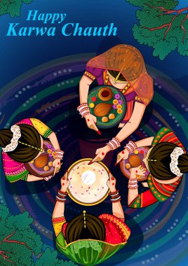 Karwa Chauth kutlamalarında aya bakan Hintli kadın