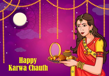 Karwa Chauth kutlamalarında aya bakan Hintli kadın