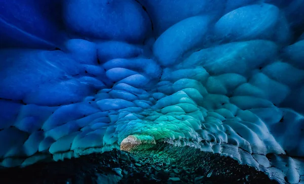 Esquel, Patagonya Arjantin mağarada buz.