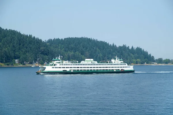 Bremerton, Wa, ABD 18 Ağustos 2018: Washington State Ferry M/V Walla Walla Bremerton Seattle'dan yoldaki Puget Sound zengin Passage kol ormanlık hillside ile arka planda girer