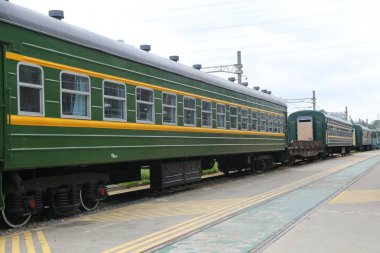 Jilin istasyonundaki yeşil ve sarı tren vagonunun dışı çok büyük ve her iki tarafında dört sıra pencere var. Öndeki ve arkadaki iki arabanın vücut renkleri, yanındakinden farklı olacak. Bu üç araç ise sadece...