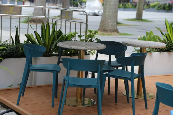 Sandalyeli bir masa ve 