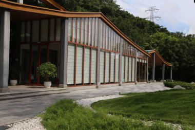 Bina, eğimli çatıları olan cam ve ahşaptan yapılmıştır. Dış duvarlar açık gri bir renkle süslenmiş. Açık hava aktiviteleri için bir alan var. Çim oturma yerleri ya da yürüyüş yolları gibi.