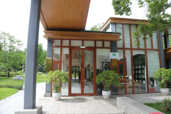 İki katlı otelin girişinde alüminyum ve cam perdeli bir duvar ve üzerinde ahşap elementler bulunuyor. Bina, yeşil ağaçlar ve çiçeklerle çevrili Fuyan kasabasındaki Xiangmihu parkında yer almaktadır..