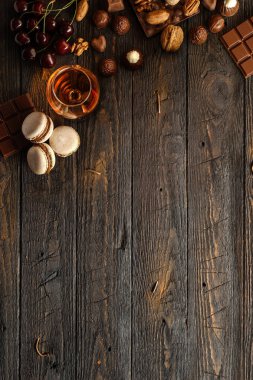 Ma arons, fındık, çikolata ve kiraz ahşap bir masa üzerinde