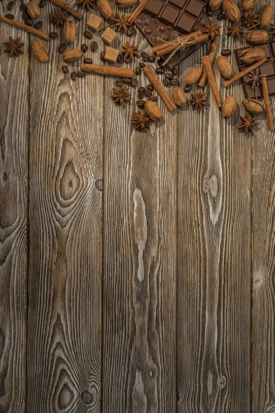 Kahve çekirdekleri, çikolata, Yıldız anason ve tarçın ahşap tablo