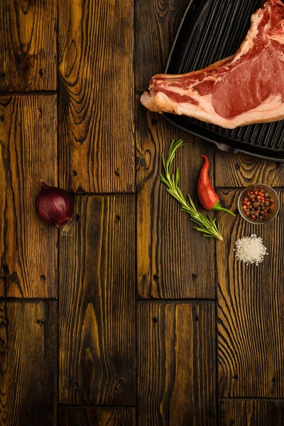 生鲜肉牛排与原料和煎烤锅空间的文字 — 图库照片