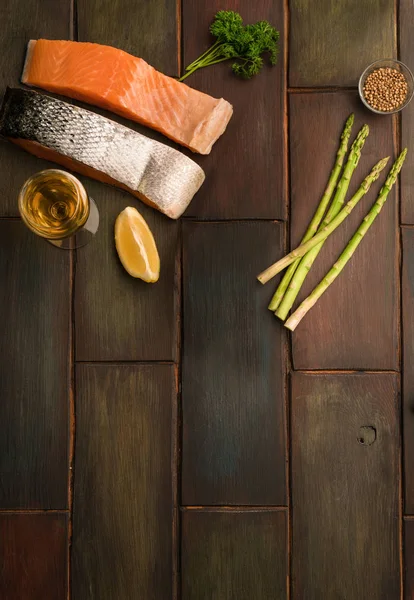 Somon, limon, kişniş ve kuşkonmaz ahşap bir masa üzerinde