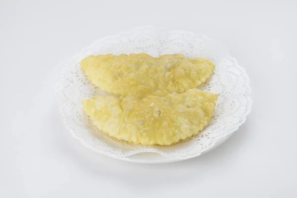 Tabaktaki Chebureki beyaza izole edilmiş.