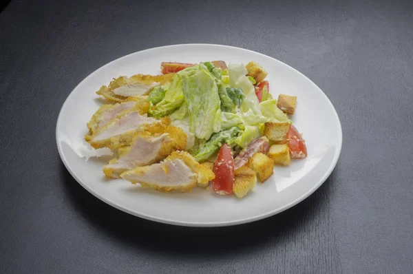 Peynirli ve çıtır çıtır tavuklu Sezar salatası.