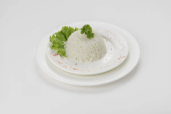 Beyaz arka plan üzerinde beyaz bir tabak pirinç pişmiş