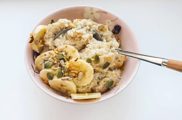 Nützliches Frühstück Mit Haferflocken Bananen Getreide Und Getrockneten Preiselbeeren Aus — Stockfoto