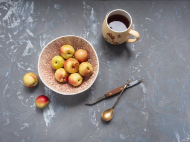 Beyaz ahşap zemin üzerinde seramik kase taze sulu meyve nektarin. Seçici odak. Üstten Görünüm. Rustik tarzı.