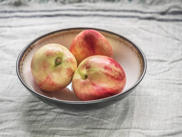 Three Peaches Ceramic Bowl Close Beige Background — Stock Photo, Image