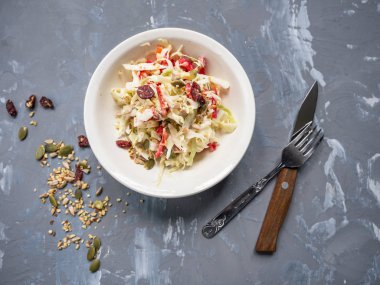 Tavuk sosis ve kase lahana ve kırmızı biber salatası, çatal bıçak takımı ile kahvaltı