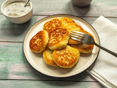 Lor peynirli kek kahvaltı şeker çatal üzerinde ahşap tepsi yakın çekim için