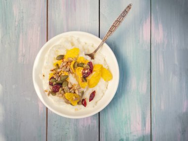 Pirinç lapası Mısır gevreği ve ayçiçeği tohumu ve bir ahşap arka plan portre üzerinde kabak ile