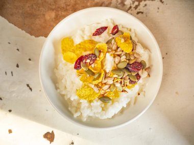 Pirinç lapası Mısır gevreği ve tohumlar üzerinde ahşap arka plan closeup ile