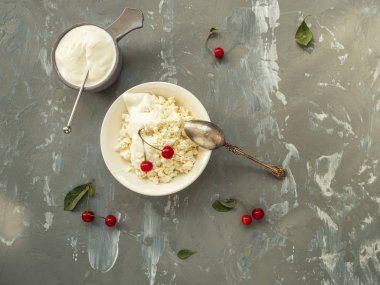 bir kremanka, bir kaşık yerine bir kase süzme peynir. Olgun kiraz, kaşık