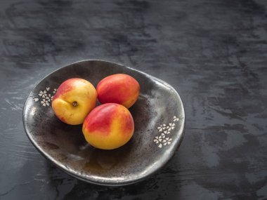 Üç büyük olgun sulu nektarin ahşap yakın çekim arka plan üzerinde