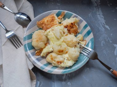 Karnabahar çizgili seramik tabak yakın tarih ile taze hazırlanmış omlet. Çatal bıçak takımı, keten peçete