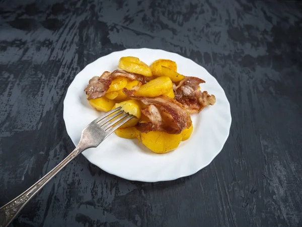 Una Colazione Nutriente Patate Fritte Pancetta Piatto Bianco Uno Sfondo — Foto Stock