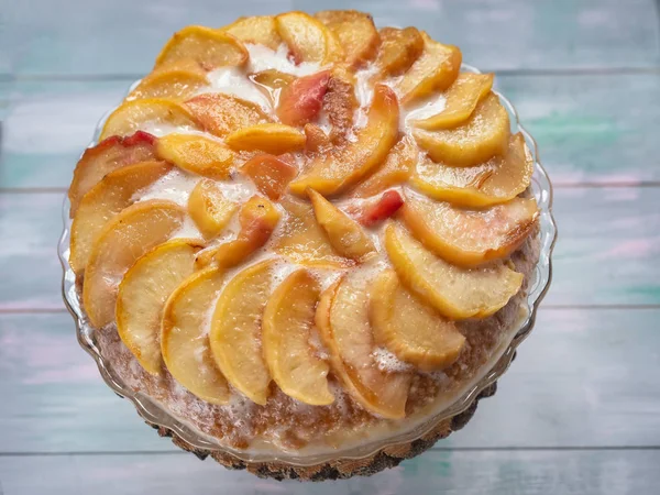 Tatlı tatil kek şeftali ve krem ahşap arka plan üzerinde