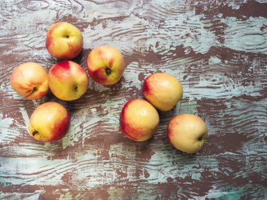 Bir sigara benekli kahverengi ahşap olgun nektarin dağınık