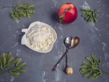 Ekşi krema, kırmızı elma, gri bir ahşap benekli yakın çekim ile taze peynir