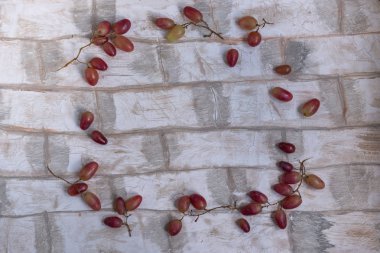 Arka plan altında bir tuğla ile bir çerçeve Olgun üzüm, üstten görünüm