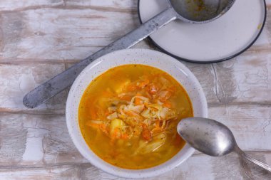 Bir tas çorba ile bir eski Pallasin teneke pota bir tuğla taklit bir tablo arka planı