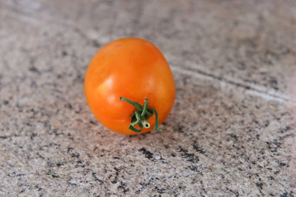 Tomate Ameixa Laranja Madura Fundo Madeira — Fotografia de Stock