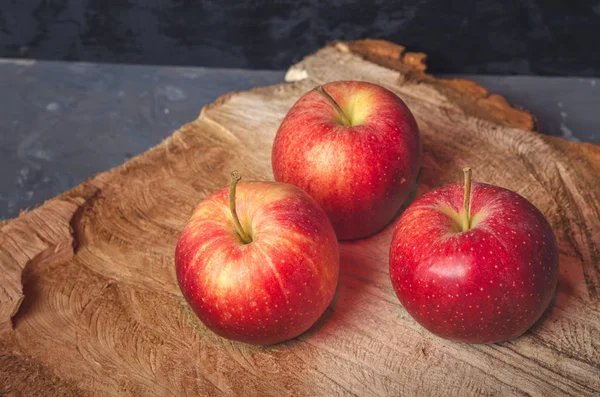 Three Ripe Red Apples Lie Wooden Saw Cut Close — Stock Photo, Image