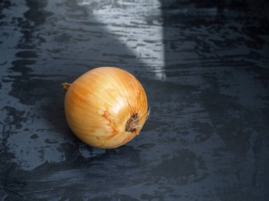 onionone baş soğan üzerinde ahşap arka plan yakın bir koyu ahşap arka plan yakın çekim