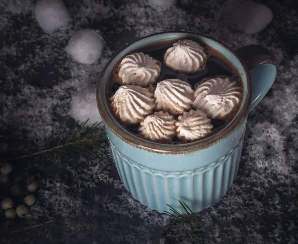 Una Taza Café Con Malvaviscos Rodeados Copos Nieve Ramas Árboles — Foto de Stock