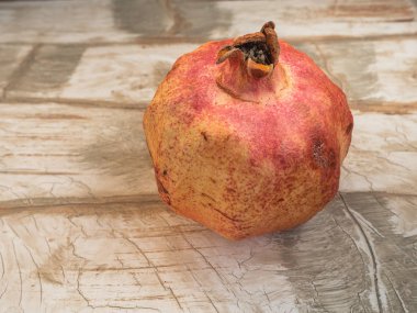 Açık renkli yakın çekim üzerinde bir olgun büyük nar