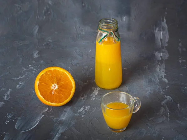 Freshly Squeezed Orange Juice Glass Bottle Mug Melted Orange Dark — Stock Photo, Image