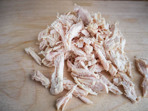 Doğranmış haşlanmış tavuk. Salata boşluklar. İnce doğranmış haşlanmış tavuk yalan bir açık renkli mutfak gemide. Salata boşluklar.