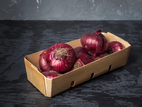 Caja Madera Con Cebollas Rojas Acechadas Encuentra Sobre Fondo Oscuro — Foto de Stock