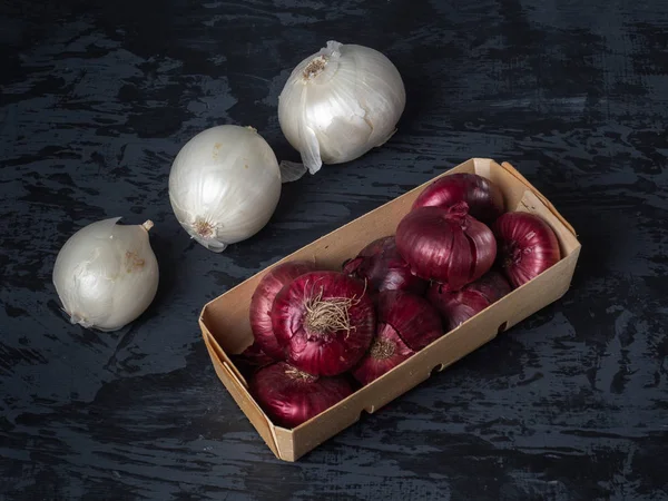 Juego Cebollino Cebollas Rojas Una Caja Corteza Tres Cebollas Blancas — Foto de Stock