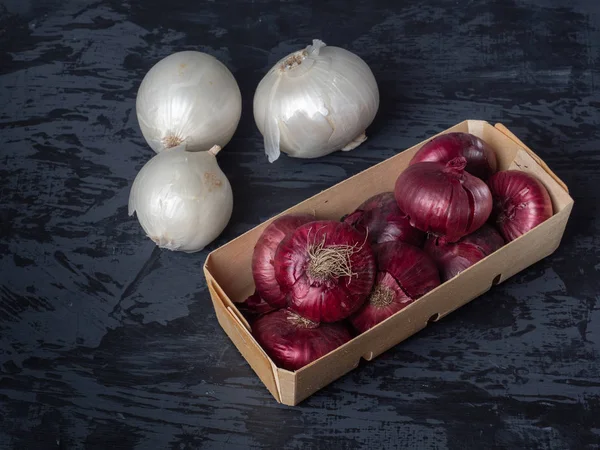 Juego Cebollino Cebollas Rojas Caja Corteza Blanco Encuentra Cerca Fondo — Foto de Stock