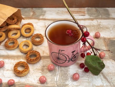 Tablo, bir çay kaşığı çay simit, hafif öğle yemeği dağınık