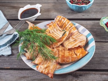 Izgara, mürekkep, dereotu, karabiber seramik bir tencerede renkli. Denim peçete